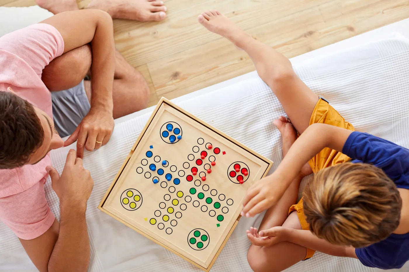Plateau de jeu de société vu de dessus, avec les enfants autour