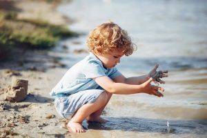 Jouer au bord de l'eau