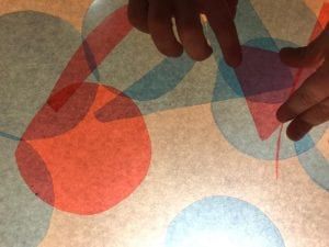 Activités des enfants dans la lumière et la couleur