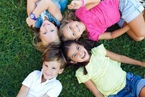 les enfants en plein air