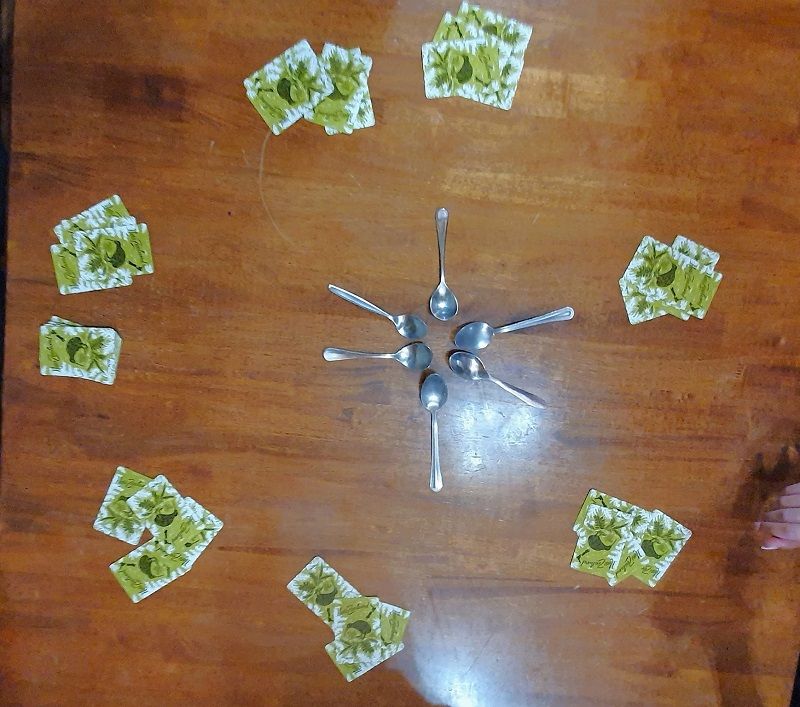 Jeu familial à jouer à la maison : les cuillères