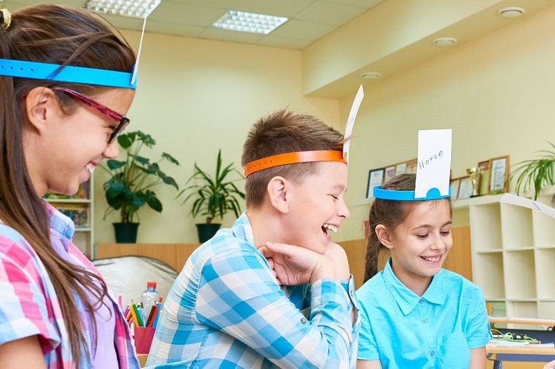 Headbandz Jeu familial à jouer à la maison