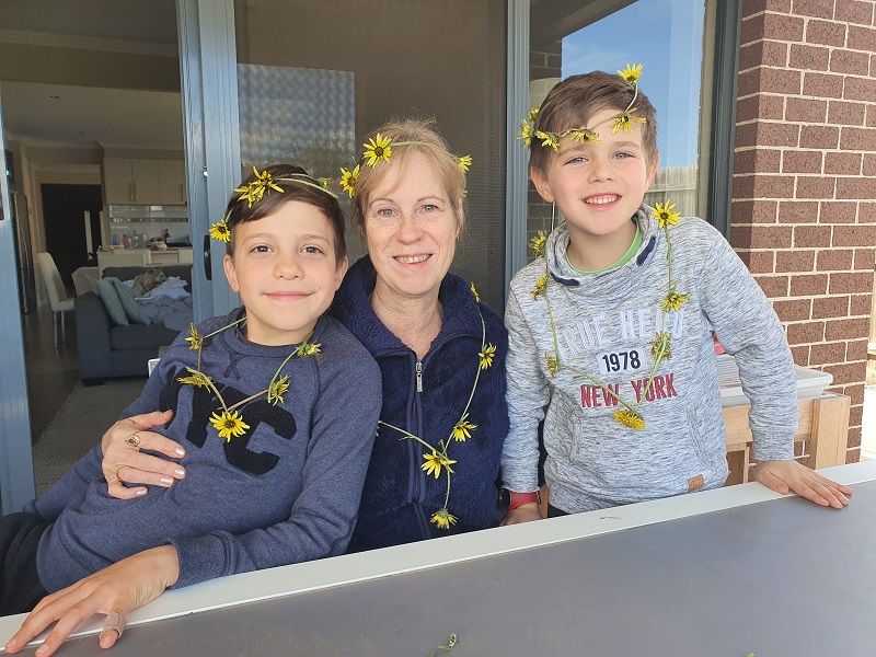 Chaîne de marguerites activité familiale amusante à la maison