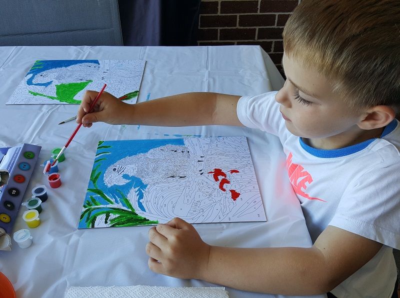Activité familiale de peinture à l'extérieur ou à l'intérieur à la maison