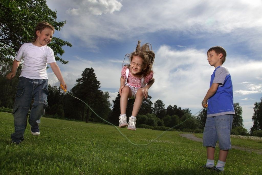 Exercice de corde à sauter pour les enfants à la maison