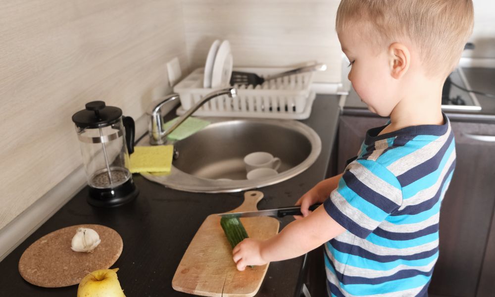 Activités risquées pour les tout-petits : couper des fruits