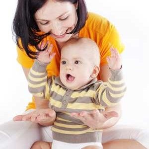 Maman et bébé applaudissent et sourient