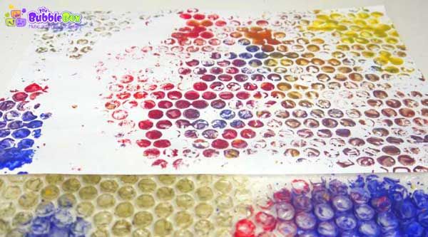 Activité artistique amusante avec du papier bulle pour les tout-petits