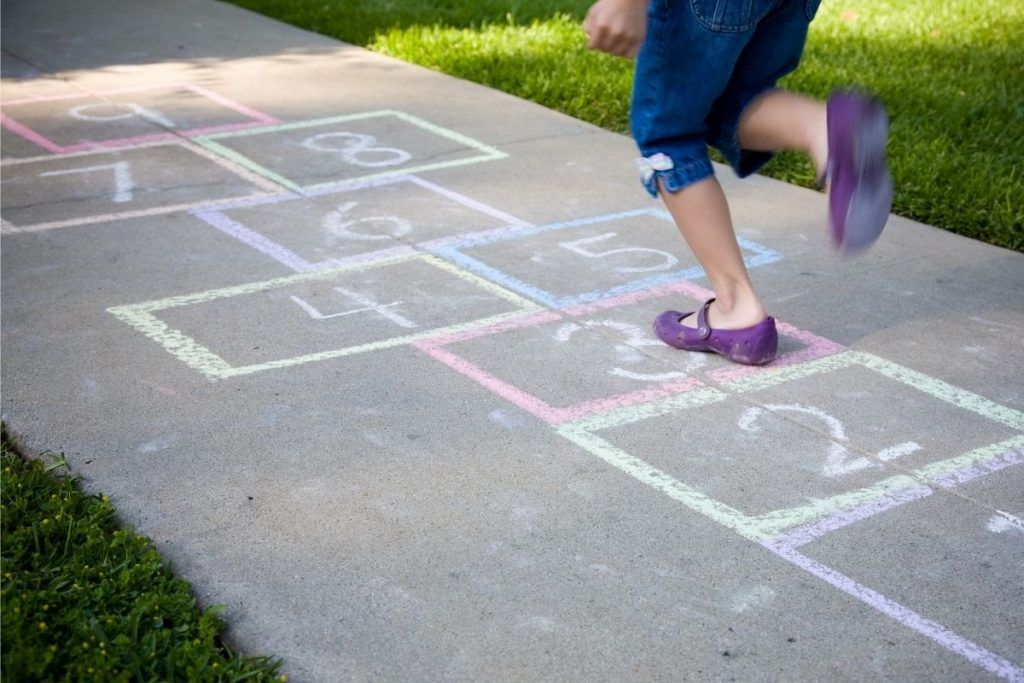 Exercice de marelle pour les enfants à la maison