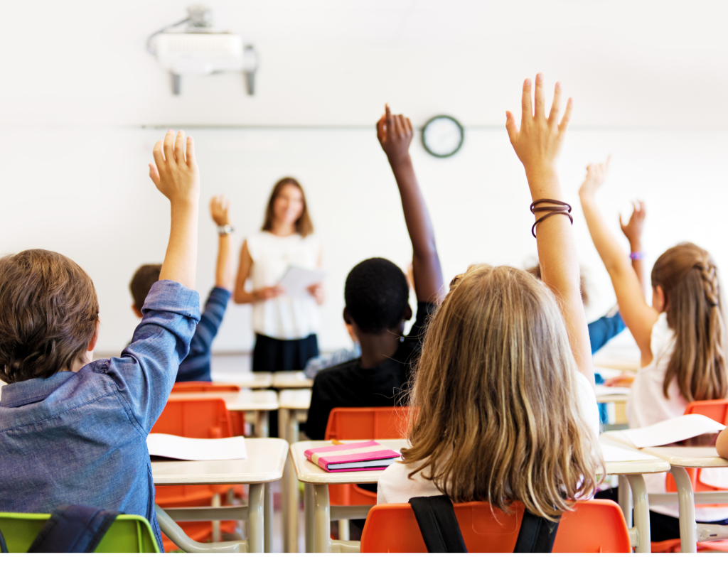 Les enfants écoutent à l'école