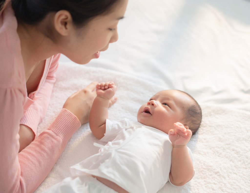 La maman interagit avec son bébé
