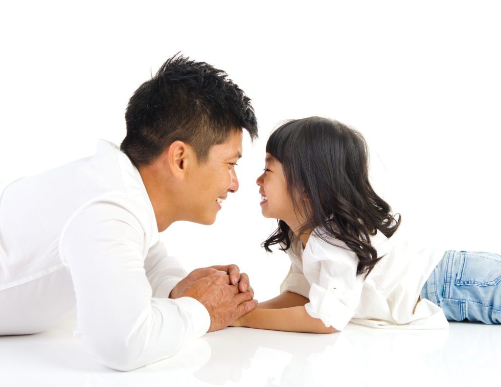 Le père parle et écoute l'enfant