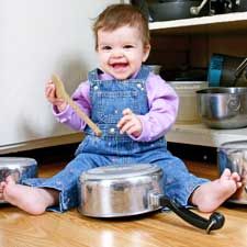 Bébé qui tape dans les casseroles et les poêles