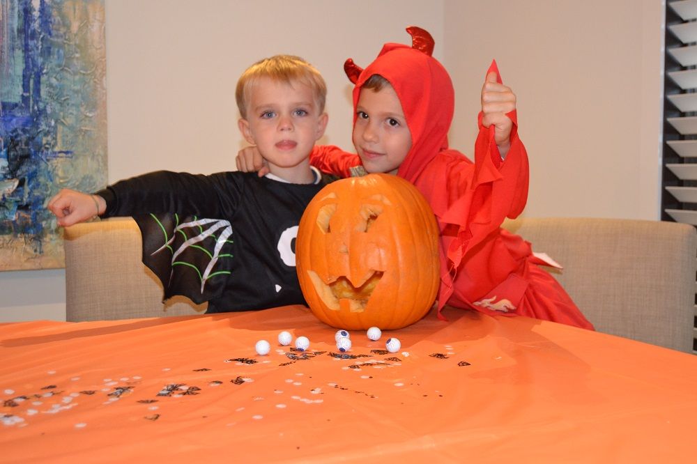 Sculpture de citrouille avec les enfants