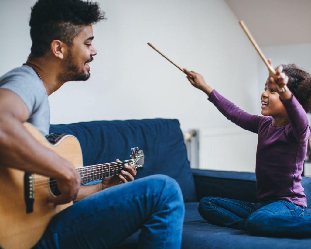 Famille et enfants en train de faire de la musique