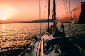 Voilier au coucher du soleil