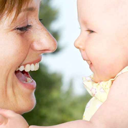 Maman et bébé chantent