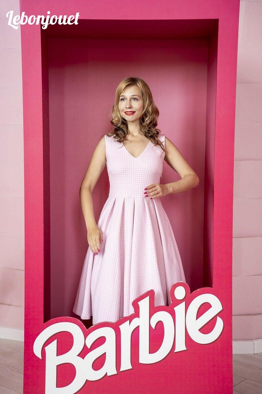 Barbie réinventée, un clin d'œil aux débuts iconiques de l'évolution mode.
