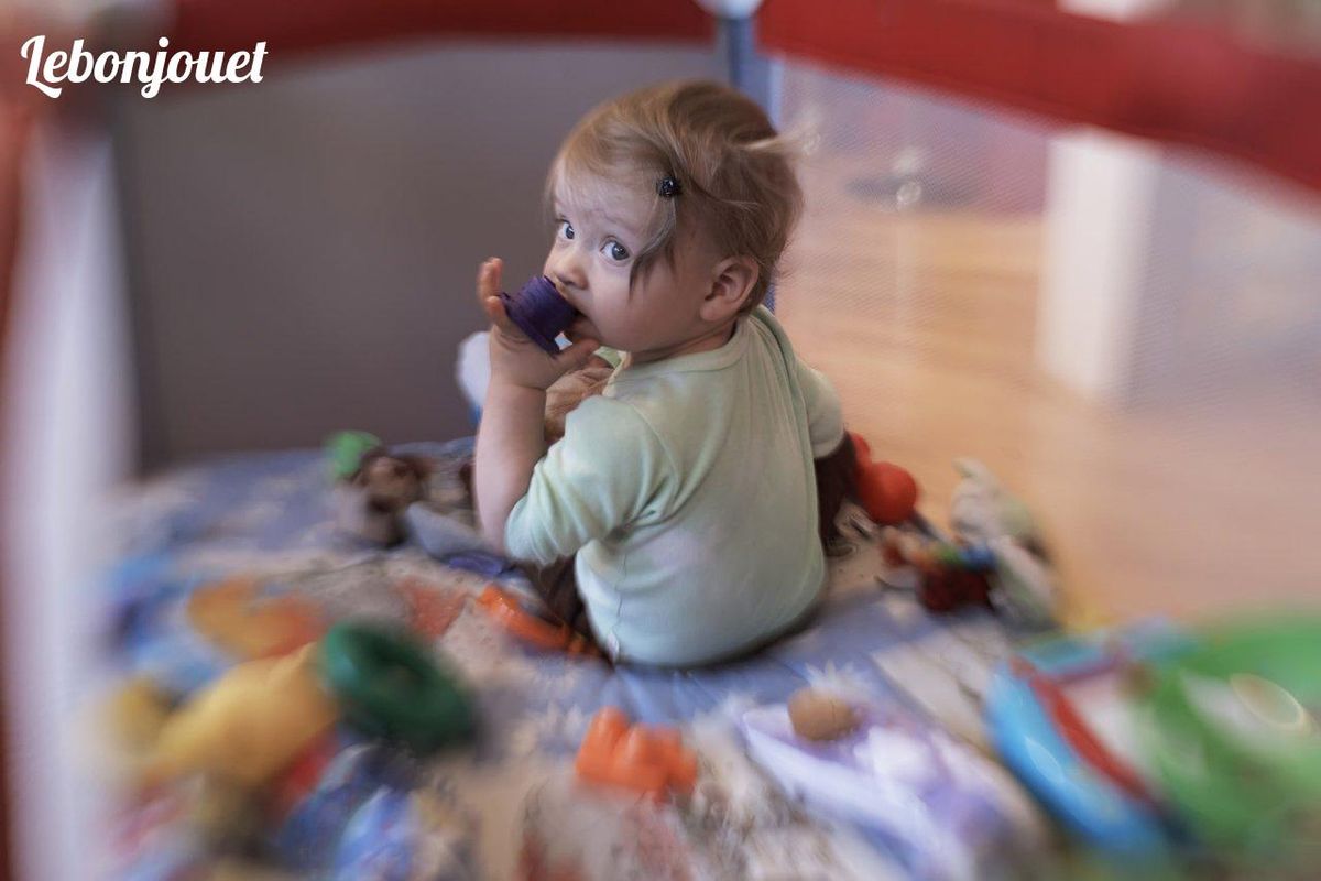Bébé curieux en pleine découverte sensorielle, un moment clé pour stimuler son éveil !