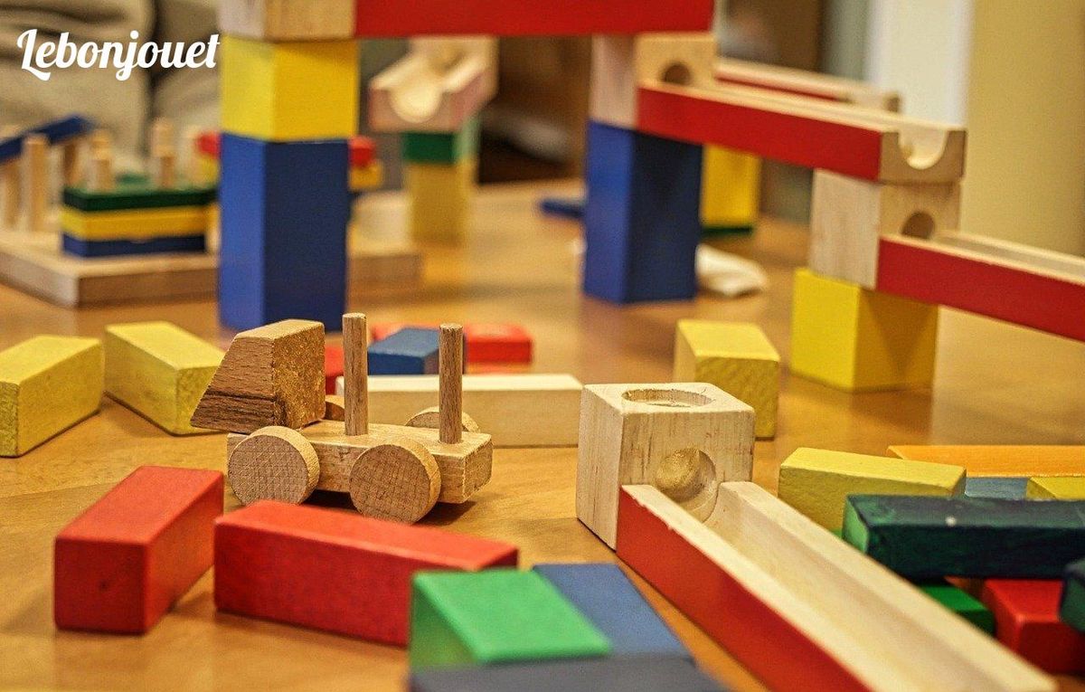Blocs colorés en bois, parfaits pour stimuler l'imagination des jeunes enfants.