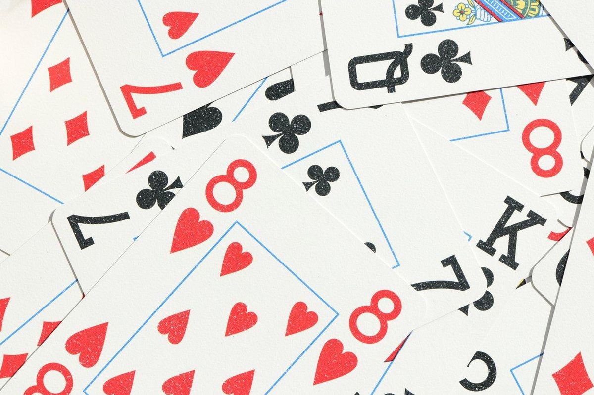 Boîte du Disney Trading Card Game, illustrant l’univers féérique et les couleurs d’encre variées.