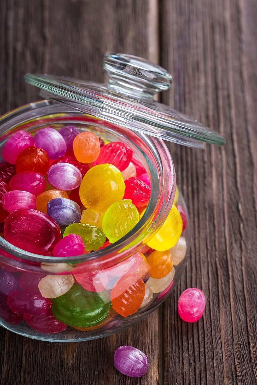 Bonbons colorés: éclatant délice pour un Halloween festif et gourmand en France.