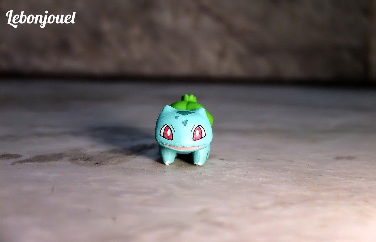 Bulbizarre, symbole vivant de l'origine Pokémon en 1996, illumine avec nostalgie.
