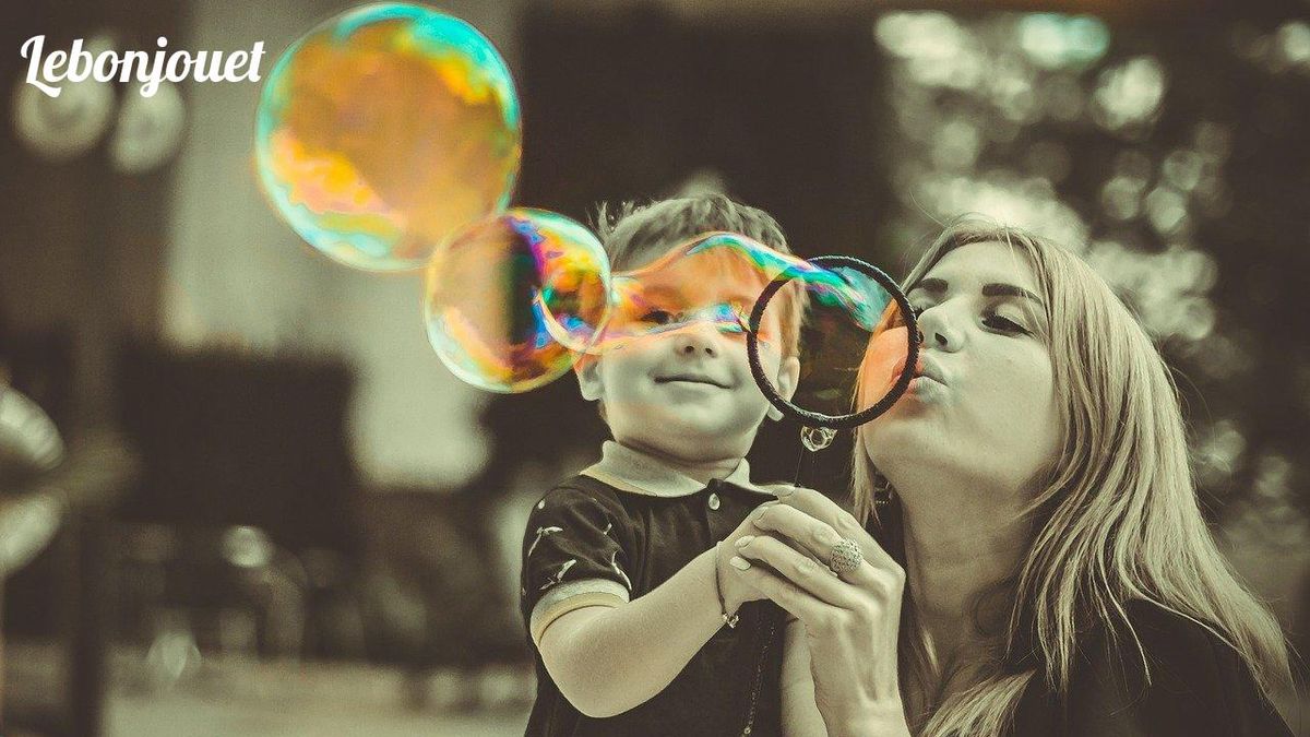 Bulles et rires : un moment complice pour créer des souvenirs en famille.
