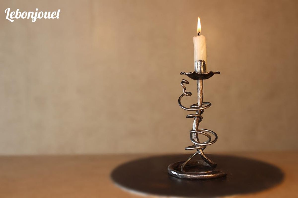 Chandelle raffinée évoquant Lumière, charme et élégance du foyer enchanté.