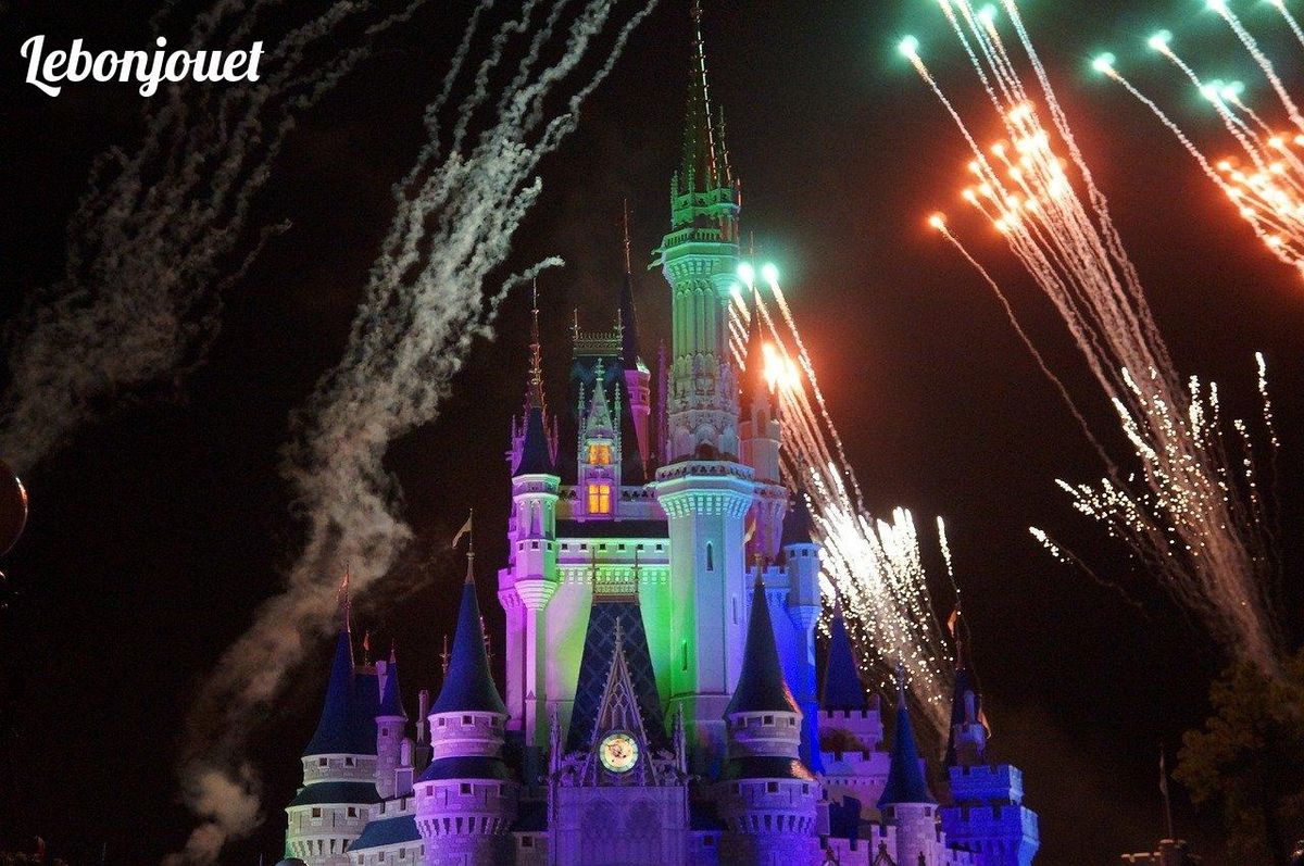 Château magique éclatant, parfait pour un conte Pixar-Disney. ✨🎆 #CrossoverEnchanté