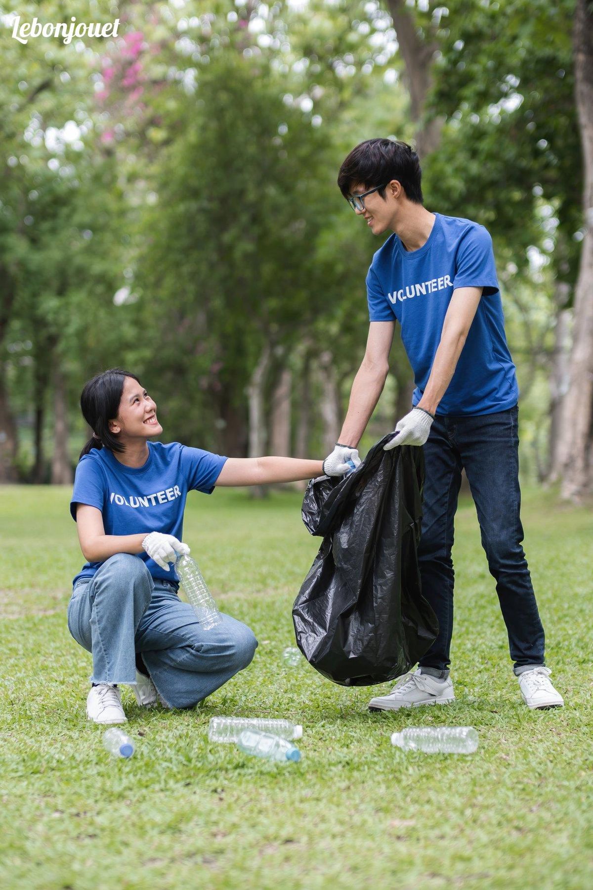 Collecte joyeuse : un duo étincelant d'éco-citoyens nettoie le parc pour la planète. 🌍🌿