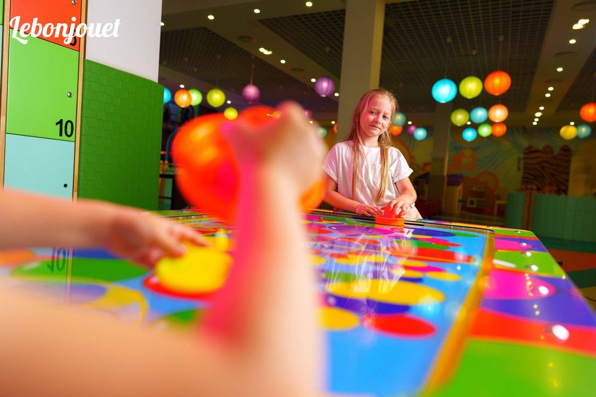 Colorée et amusante, cette activité interactive éveille la curiosité des enfants!