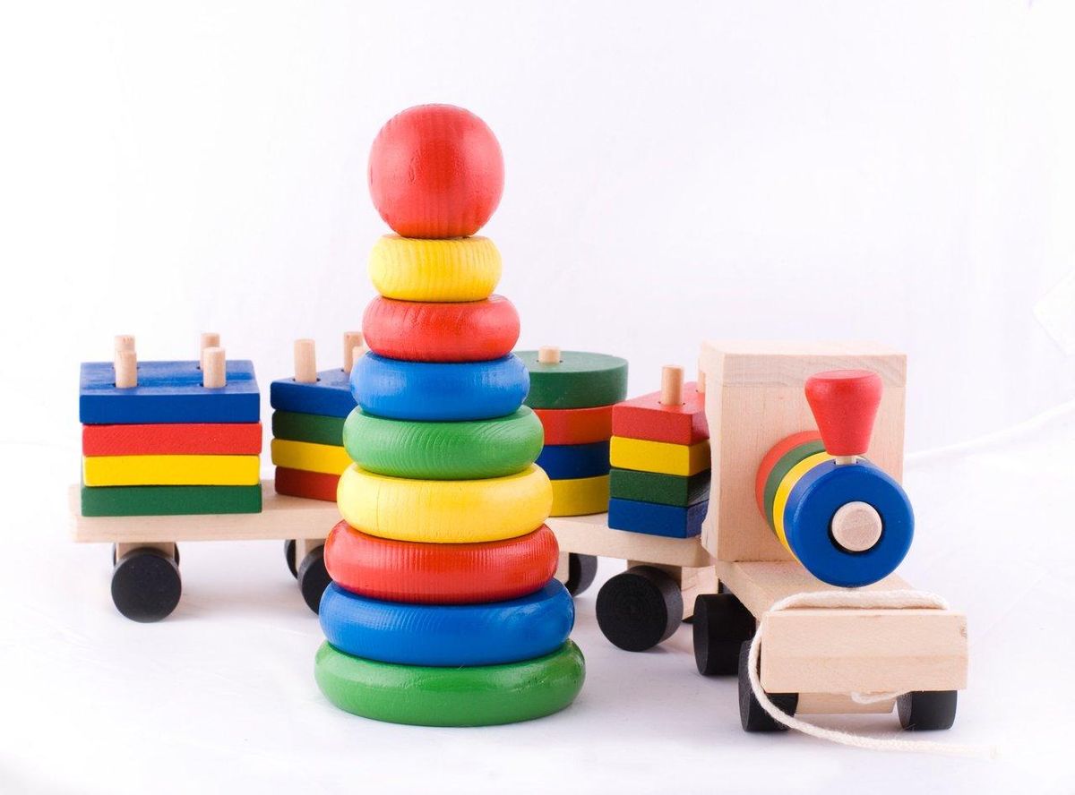 Comparaison visuelle entre jouets en bois FSC et jouets en plastique, illustrant durabilité et esthétique naturelle.