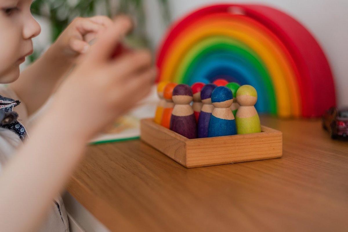 Comparaison visuelle entre un jouet Montessori en bois et un jouet classique en plastique coloré, illustrant leurs différences éducatives.