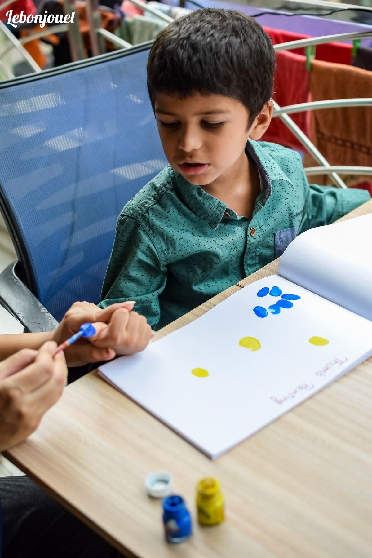 Créativité bilingue : apprendre en peignant connecte les langues et l'art.