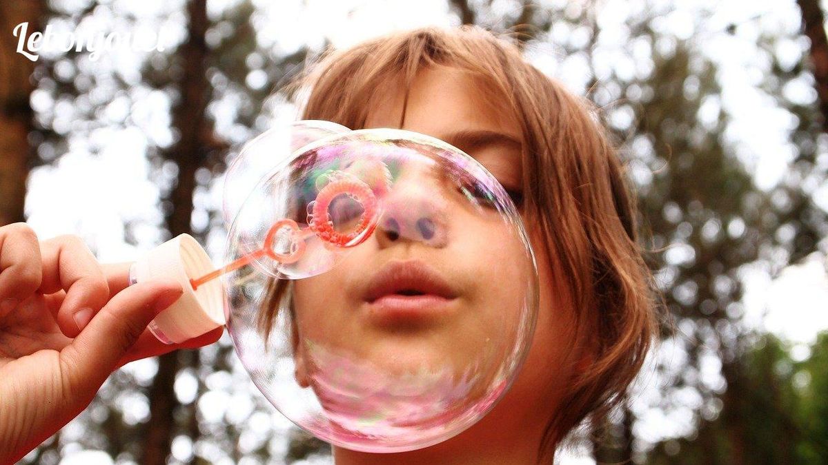 Créer des bulles, un jeu d'imitation parfait pour stimuler l'imagination des enfants.