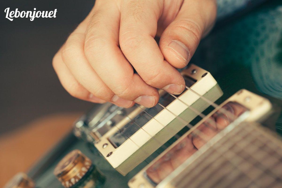 Créez des sons uniques avec une guitare maison pour un éveil musical original.