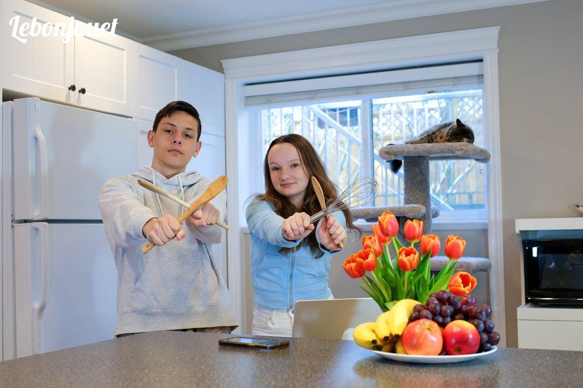 Cuisine et aventure : deux jeunes cuistots prêts à mesurer, mélanger et découvrir ensemble.