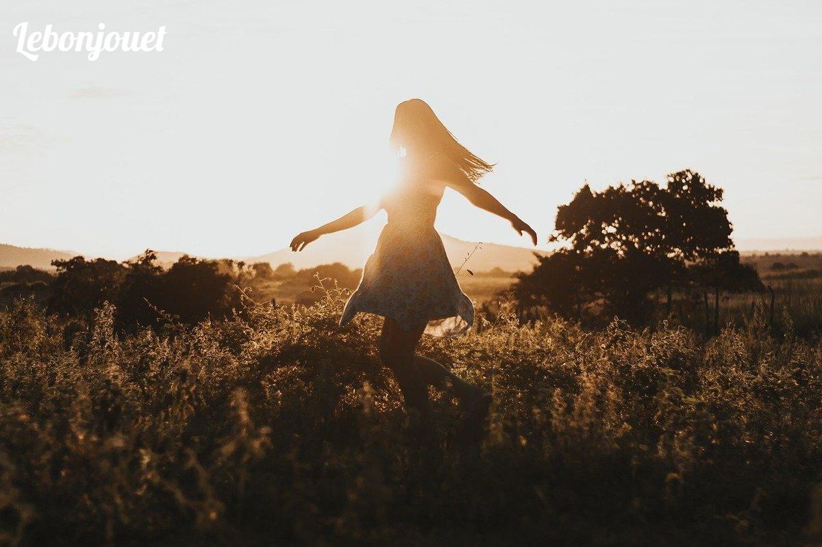 Danse au coucher du soleil : liberté et lumière, comme Barbie inspire la diversité.