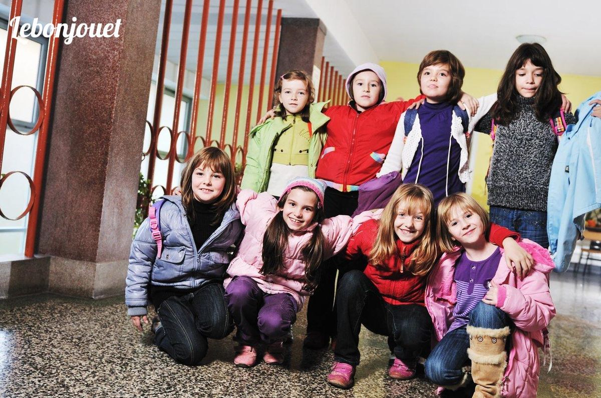 Découvrez l'art de la mosaïque avec ces jeunes, tout sourire et prêts à créer ensemble.