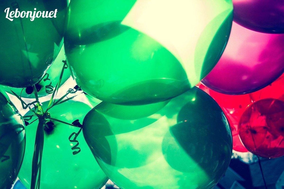 Des ballons verts et rouges pour une fête Avengers vibrante et héroïque.