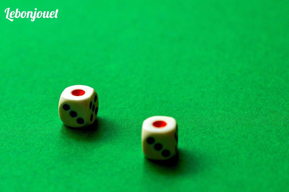Dés : chance et stratégie, essentiels pour dominer le Monopoly et son économie.
