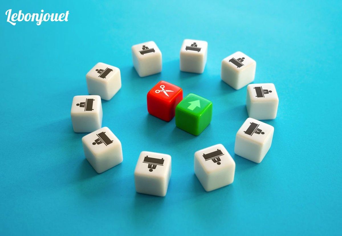 Dés cubes colorés illustrant l'adaptabilité, clé du succès de Monopoly à l’international.