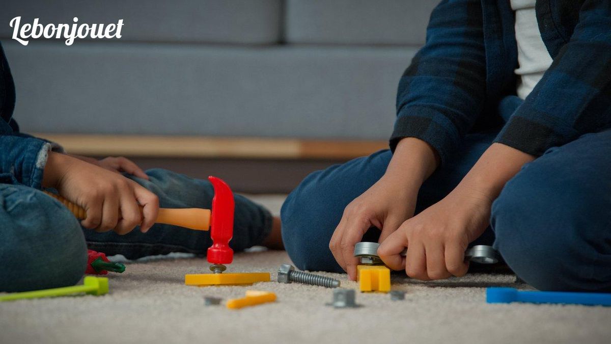 Des enfants bricolant avec des jouets réparés grâce à l'impression 3D, une révolution ludique.