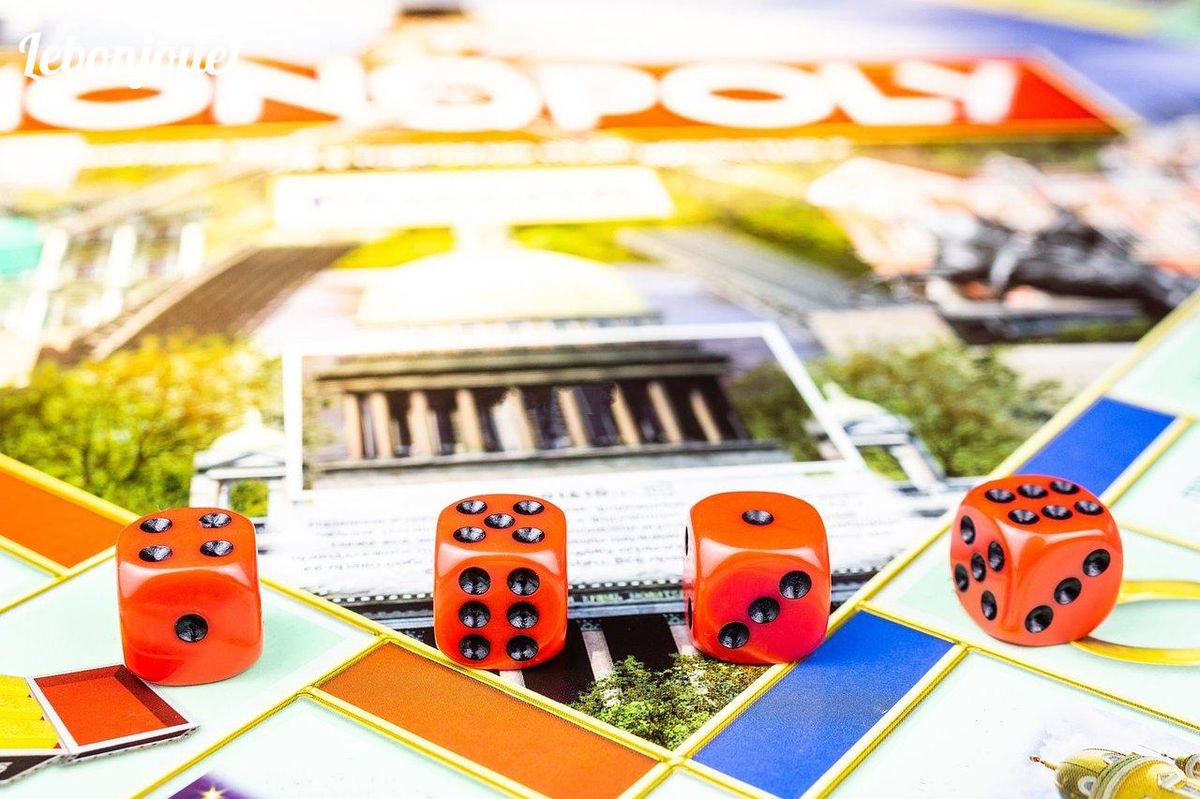 Dés intrigue palpitantes vers la victoire dans l'édition collector Monopoly Star Wars.