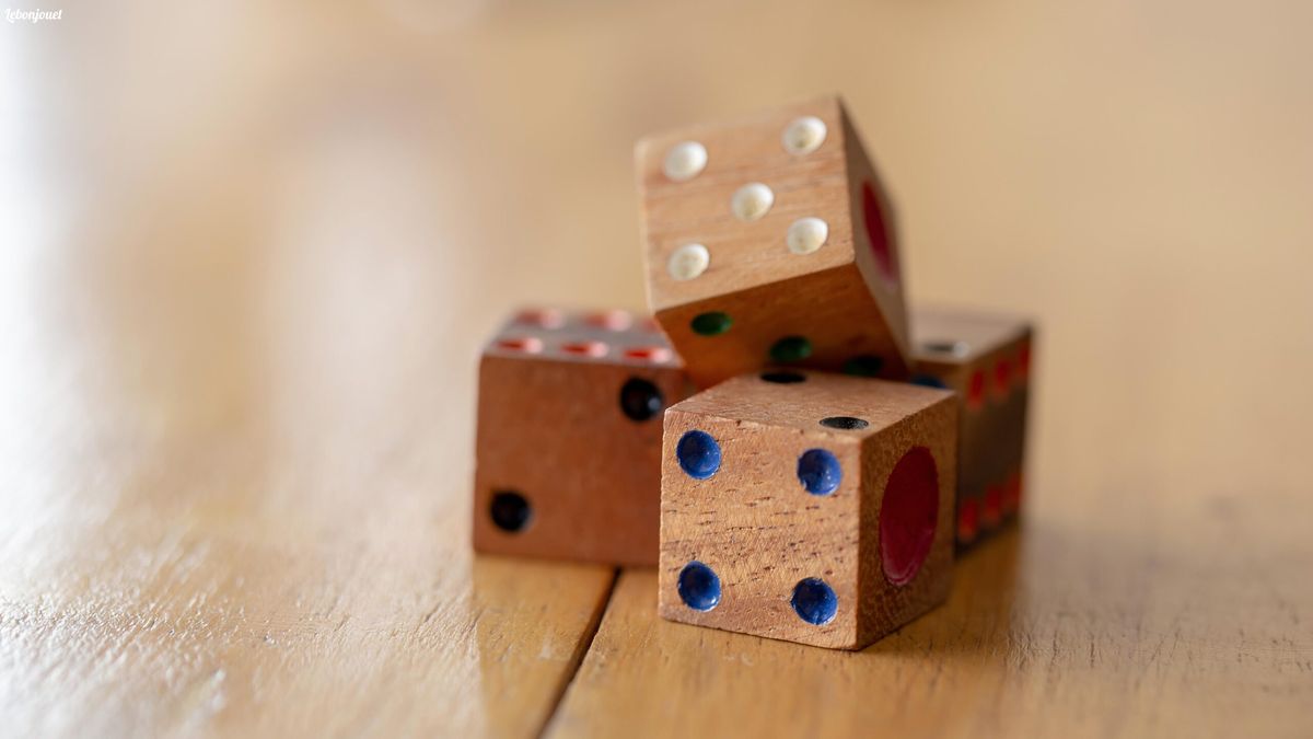 Dés: tradition bois, conforme aux normes, pour sécuriser l'amusement des enfants.