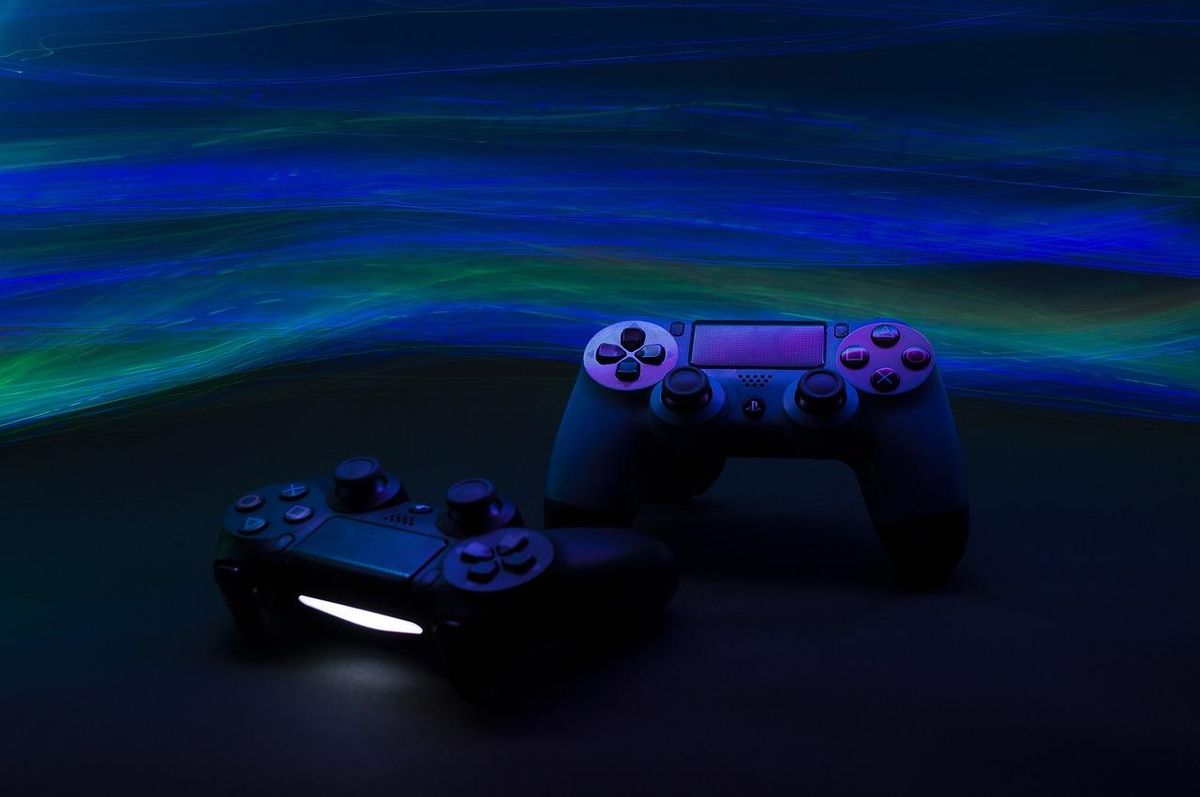 Deux manettes illuminées, parfaites pour l'enfant fan de jeux vidéo.
