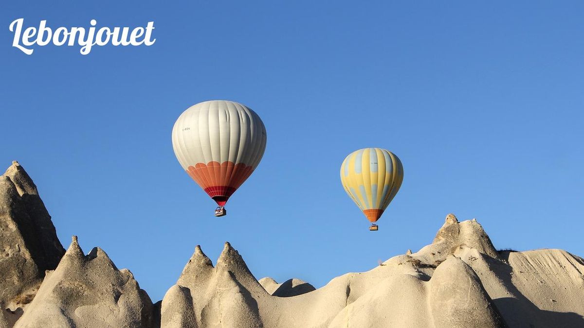 Deux montgolfières survolent les paysages majestueux. Offrez à vos parents une aventure unique !