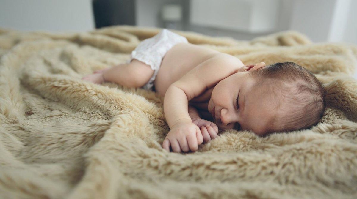 Doudou posé sur un coussin dans une nursery, favorisant le confort et l'attachement du bébé.