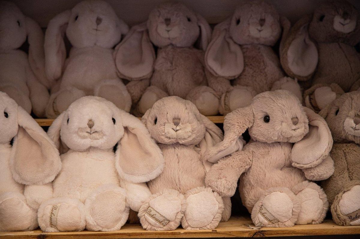 Doudous personnalisés en formes d'animaux neutres, parfaits pour la décoration de chambre d'enfant.